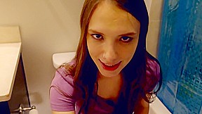 A young guy stuck a gun in pussy skinny girls Masturbation in the toil   
