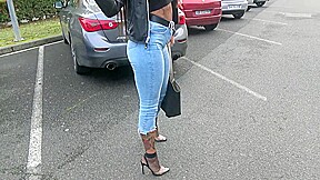 Amanda, 22, runs a luxury perfume store in Lyon!