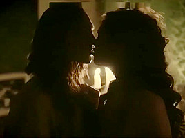 Anna Brewster, Maddison Jaizani - Versailles S01E03