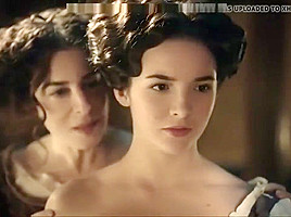 Anna Brewster, Maddison Jaizani - Versailles S01E03