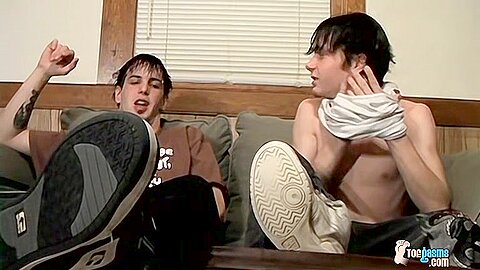 Barefoot Buddies Beat Off - Axel And Billy da Kidd