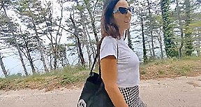 Belle italienne en plan cul à la plage
