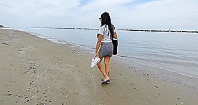 Belle italienne en plan cul à la plage