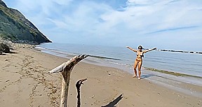 Belle italienne en plan cul à la plage