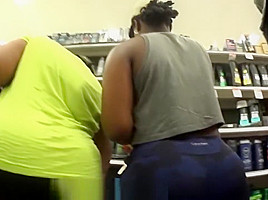 Big Booty Shopping in Tights