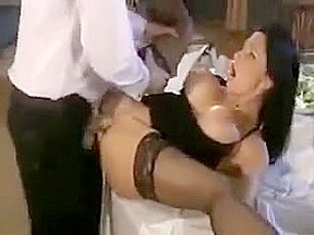 Bimbo italienne bien sodomisee par le violonniste