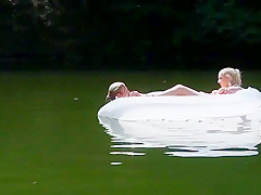 Bisex dude gives blowjob