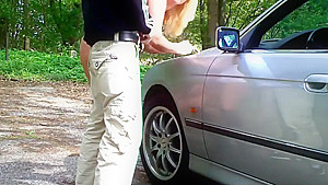 Blondine geilen Arsch auf Motorhaube Beginn einer guten Fick