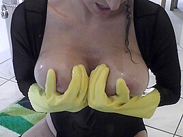 Busty Anna Oiling Her Big Boobs With Gloves