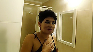 Camsoda-PERLA LOPEZ- ESPOSA NINFOMANA NOS MUESTRA PORQUE SE COJE A 3 O 4 POR DIA MIENTRAS EL MARIDO MIRA