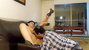 Camsoda-PERLA LOPEZ- ESPOSA NINFOMANA NOS MUESTRA PORQUE SE COJE A 3 O 4 POR DIA MIENTRAS EL MARIDO MIRA