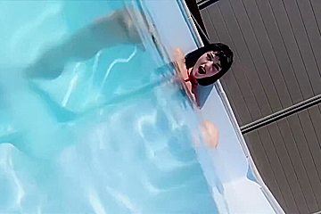 Cette Brunette Se Masturbe Sous Leau Dans Sa Pi With Super Sexy