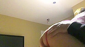 Chica culona montando en tanga roja