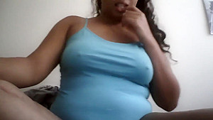 Chuncky teen 18+ plays with Titis and plays with butt plug