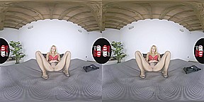 Curvy Blonde Babe Candy Rubbing Her Shaved Pussy And Posing Her Sexy Feet