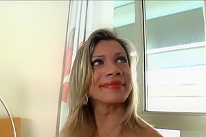 Curvy shemale Leticia Andrade trades cum facial with stud