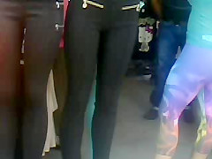 De compras: culona en spandex II