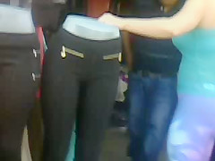 De compras: culona en spandex II