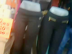 De compras: culona en spandex II