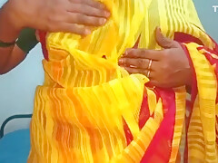 Desi Aunty Showing Her Boobs
