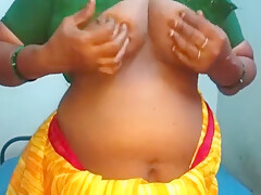 Desi Aunty Showing Her Boobs