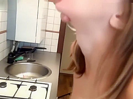 Die dicke Morgenlatte muss ja unbedingt in das enge Teenie Arschloch