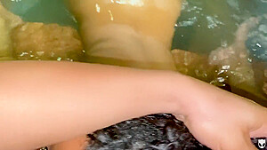 Doble Mamada En El Jacuzzi Con Escapadas De Universidad With Chica S