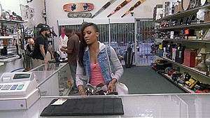 Ebony hottie fucked for the golf clubs
