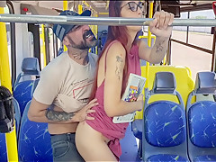 Estudante Sobe No Onibus E Por Estranho Em Publico!