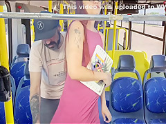 Estudante Sobe No Onibus E Por Estranho Em Publico!