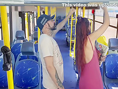 Estudante Sobe No Onibus E Por Estranho Em Publico!