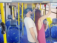 Estudante Sobe No Onibus E Por Estranho Em Publico!