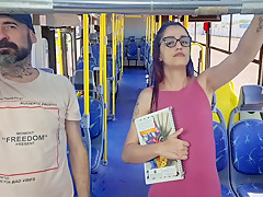 Estudante Sobe No Onibus E Por Estranho Em Publico!