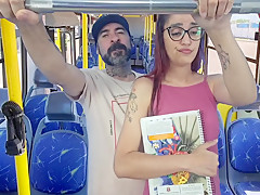 Estudante Sobe No Onibus E Por Estranho Em Publico!