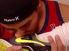 Footfetish muscular british jocks masturbate