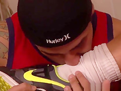 Footfetish muscular british jocks masturbate