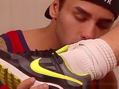 Footfetish muscular british jocks masturbate
