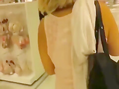 Geile Milf Bekommt In Der Ffentlichen Umkleidekabine Eine Gesichtsbehandlung