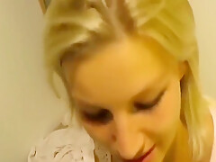 Geile Milf Bekommt In Der Ffentlichen Umkleidekabine Eine Gesichtsbehandlung