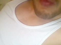 Gostoso fode travesseiro e goza muito