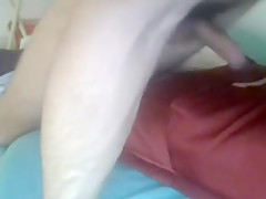 Gostoso fode travesseiro e goza muito