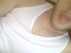 Gostoso fode travesseiro e goza muito