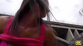 HUNT4K  Chick willigt ein, Sex gegen Geld vor ihrem BF zu haben