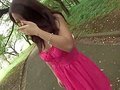 Hot babe gets fingered by a stranger in the park