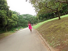 Hot babe gets fingered by a stranger in the park