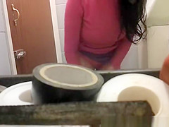 Hottie peeing
