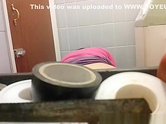 Hottie peeing