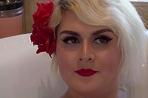 Inked Transgender beauty Isabella Sorrenti making a good deal