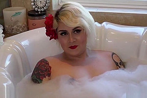 Inked Transgender beauty Isabella Sorrenti making a good deal