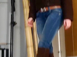 Jocelyn crushes roaches in her sexy boots!